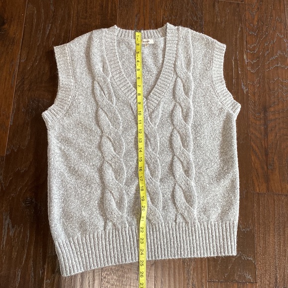 Kensie light gray v-neck cable knit sleeveless sweater vest vintage style - Picture 5 of 6